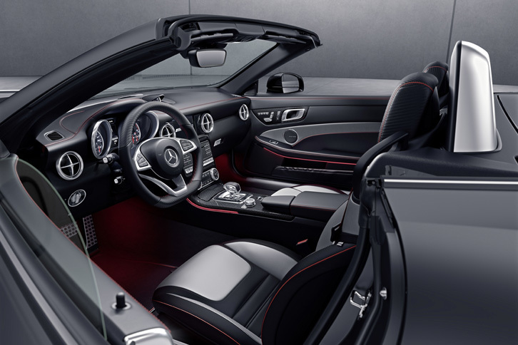 ハンドル位置は、左（写真）のほかに右側も選べる。