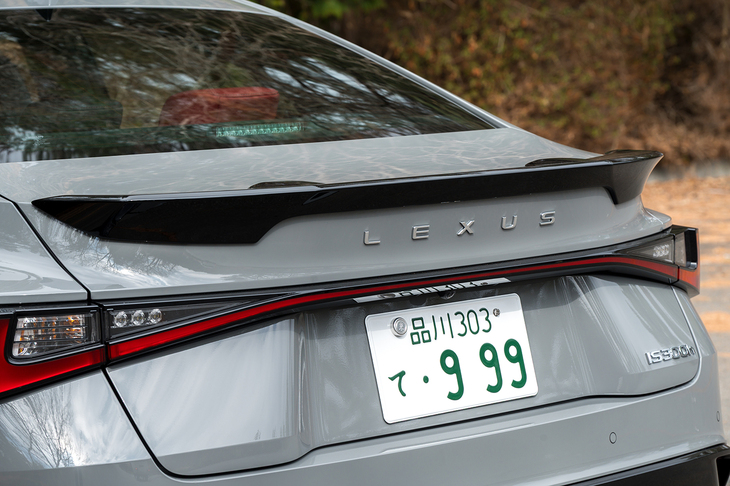 リアはレクサスエンブレムがなくなり「LEXUS」のレタリングに。大きなトランクスポイラーは新規採用された“Fスポーツ”専用アイテムだ。
