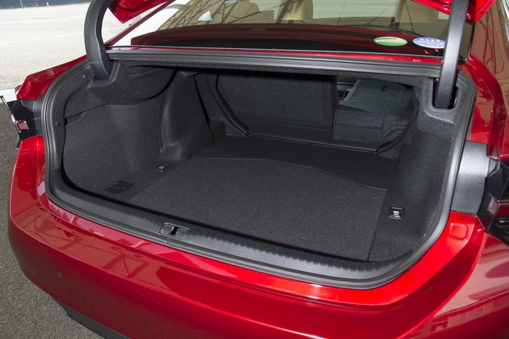 「RC300h“バージョンL”」のトランクルーム。駆動用バッテリーは荷室のフロア下にレイアウトされているため、写真のように後席の背もたれを倒して容量を拡大できる。