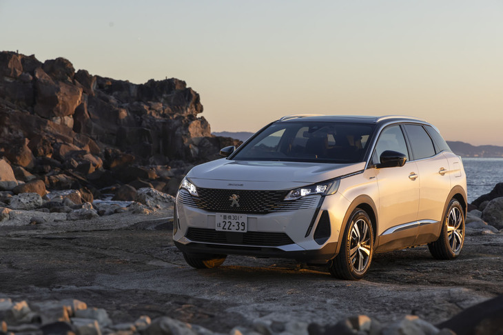 「3008 GTハイブリッド4」は容量13.2kWhの駆動用バッテリーを搭載。EV走行換算距離は64kmで、175mmを確保した最低地上高によってさまざまなレジャーで活躍しそうだ。