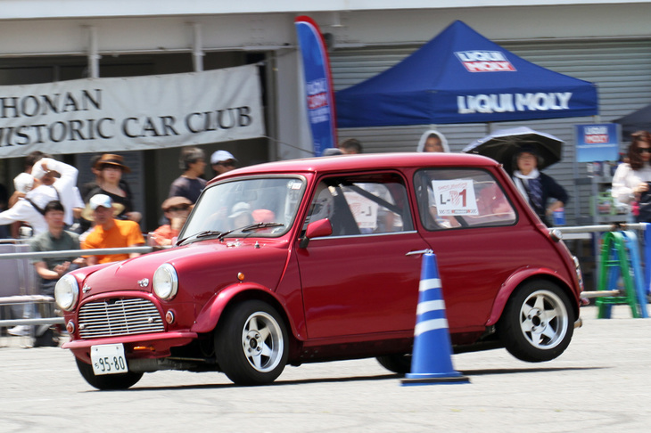 左後輪を浮かせてターンするのは、女性ドライバーによるレディースクラス（出走5台）で優勝した「Miniクーパー 35thアニバーサリー」。1分05秒606のタイムは、Mini Aクラスでも2位と3位の間という立派なもの。