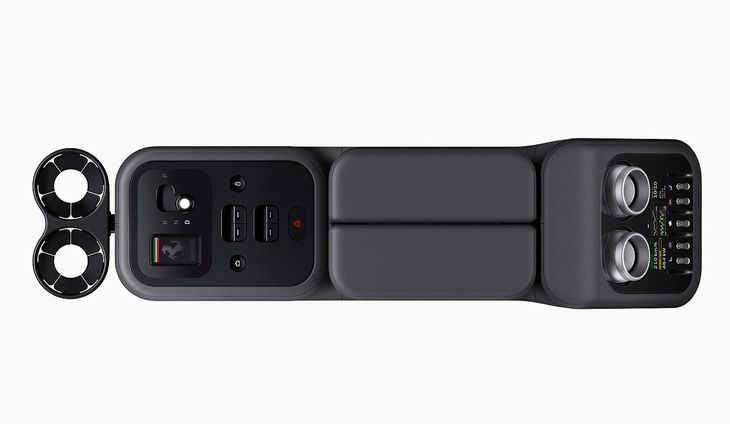 「ルーチェ」のセンターコンソール。写真左側が進行方向で、写真右側には後席用の空調スイッチが見える。