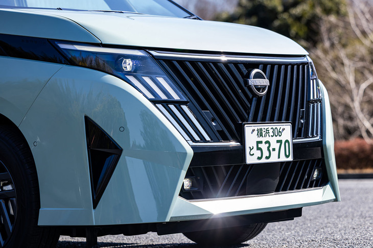 最上級グレードの「LUXION（ルキシオン）」と「ハイウェイスターV」（写真）は、フロントマスクをリニューアル。グリル内のバーがV字を模した縦基調となったことに合わせ、LEDアクセントランプのデザインも変更されている。