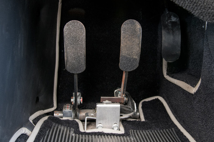 「ロードスター」のABCペダル。以前に取材した「4/4」では、アクセルがフットレバーのような形状をしていたが、ロードスターでは写真の通り、一般的な吊り下げ式のペダルとなっている。