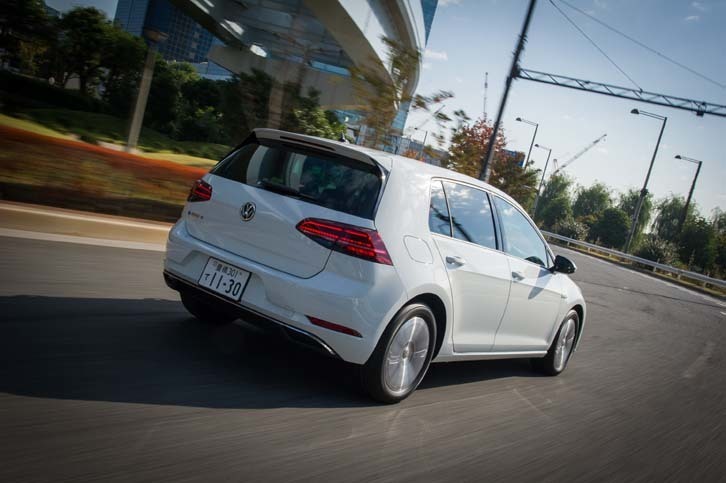 「e-ゴルフ」には、渋滞時追従支援システムの「トラフィックアシスト」などの先進運転支援システムが標準で備わる。