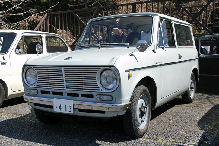 「スズライト フロンテ バン」。空冷2ストローク2気筒エンジンで前輪を駆動する「スズライト セダン」と基本設計を共有するFFの商用バン。