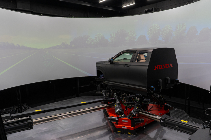 これが四輪ダイナミクス性能評価用のドライビングシミュレーター。中央の「CR-V」のカットモデルを囲むようにスクリーンが張ってある。