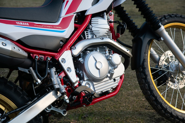 249ccの空冷4ストローク単気筒OHCエンジン。2018年に大幅改良を受け、O2センサーやキャニスターの採用などにより、今日の排出ガス規制に適合した。