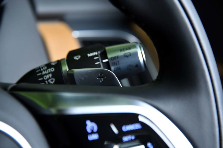 「Eペース」のトランスミッションは9段AT。ステアリングホイールの奥にはシフトパドルも備わる。