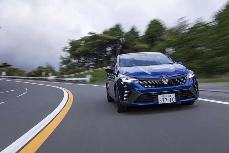 1.6リッターの「フルハイブリッドE-TECH」はエンジンのパワーアップに伴いシステム最高出力が143PSにアップ。WLTCモードの燃費も25.4km/リッターへと改善している。