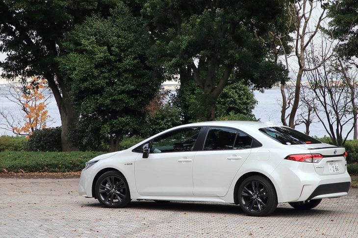 従来型よりもボディーが大きくなった現行型だが、多くのパネルを国内専用とすることで、海外仕様車よりもコンパクトに仕立てられている。