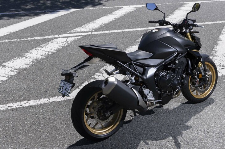 エッジの効いたシャープなスタイリングが新型「ホーネット」の魅力。カラーリングは標準モデルが「パールグレアホワイト」、「SP」モデルが「マットバリスティックブラックメタリック」となっている。