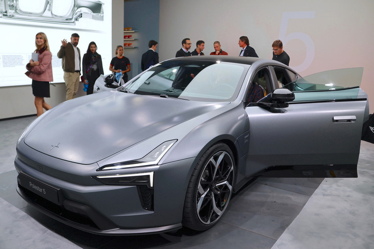 ポールスターのフラッグシップとして世界初公開された「5」。