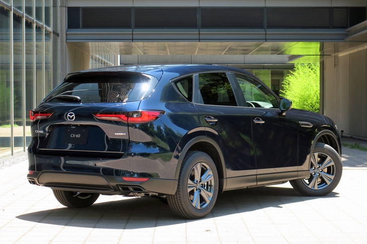 日々の道具として遠慮なく使いたいという向きのために、安価なグレードも多数用意。写真は「25S Sパッケージ」のFR車で、価格は300万円を切る。