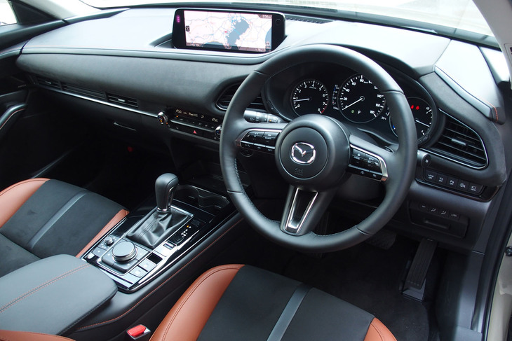 今回の一部改良で、10.25インチセンターディスプレイやワイヤレス充電（Qi）、ワイヤレス接続機能（Apple CarPlay）、USB-Type C端子（照明付き）が新たに採用された。写真は「CX-30レトロスポーツエディション」。