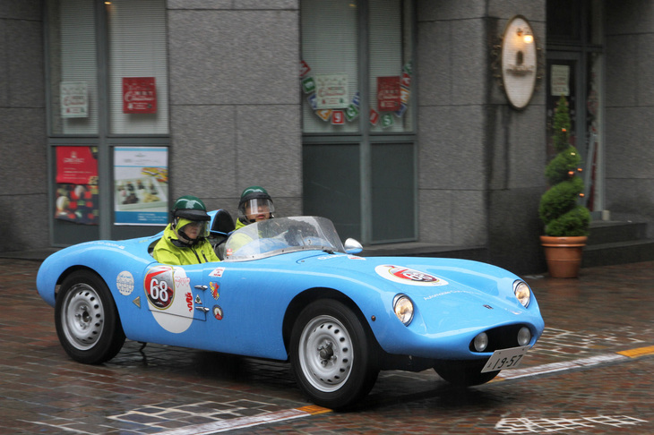 およそ31kmのコースを走破し、スタート／ゴール地点の汐留イタリア街に戻ってきた1957年「デヴィン・アルファ」。カリフォルニアのコンストラクターが12台製作したうちの1台という希少車。エンジンはアルファ・ロメオ製1.3リッター直4 DOHC。