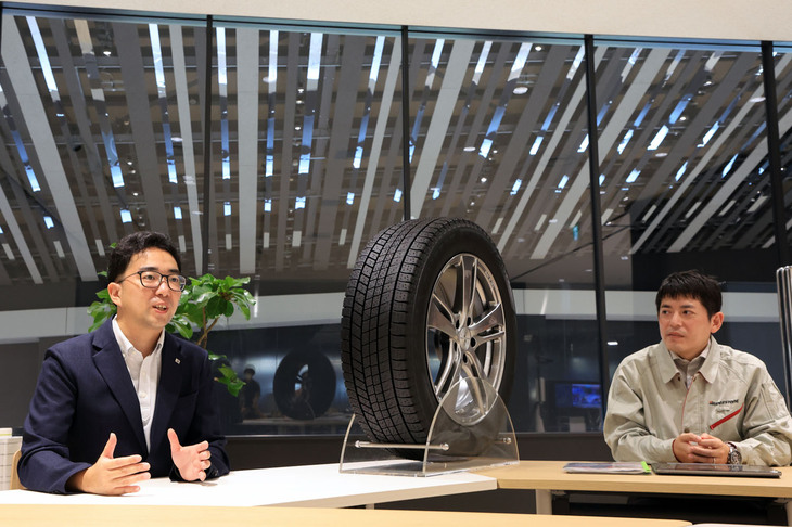 最近は雪国でも暖かい日があったり、都市部を突然ドカ雪が襲ったりと、過去にあまり例のない気象も増えている。ブリヂストンでは、そういう事態に遭遇しても“安心・安全”を提供できることを重視し、スタッドレスタイヤを開発しているのだ。