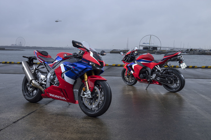 「ホンダCBR1000RR-RファイアブレードSP」（左）と「CBR600RR」（右）。