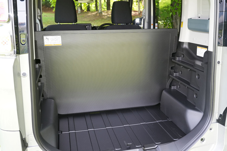 「スペーシア ベース」のキラー装備であるマルチボード。写真は立てて荷室を前後に分割したところ。ボードより後ろの部分の床面長は545mmで、スーツケースを立てて2つ積める。