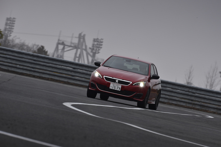 高出力エンジンの搭載やハイグリップタイヤの装着に加え、ドライブトレインについては最終減速比をローギア化することで加速性能が高められている。