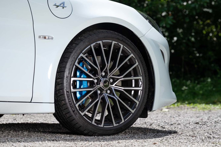 「Grand Prix」と名づけられたアルミホイールとブルーのブレーキキャリパーはいずれもオプションで選べる。