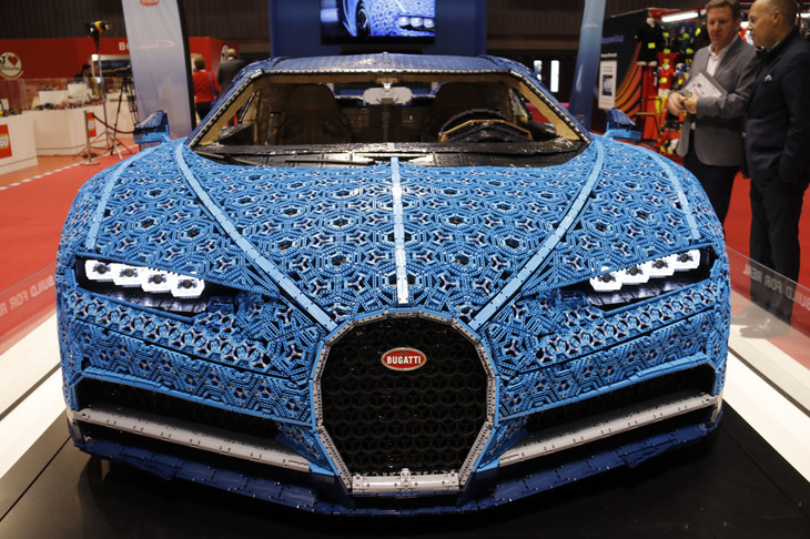 2018年のパリモーターショーに展示された、レゴブロックで制作された原寸大「ブガッティ・シロン」。ピース数は100万個を超える。