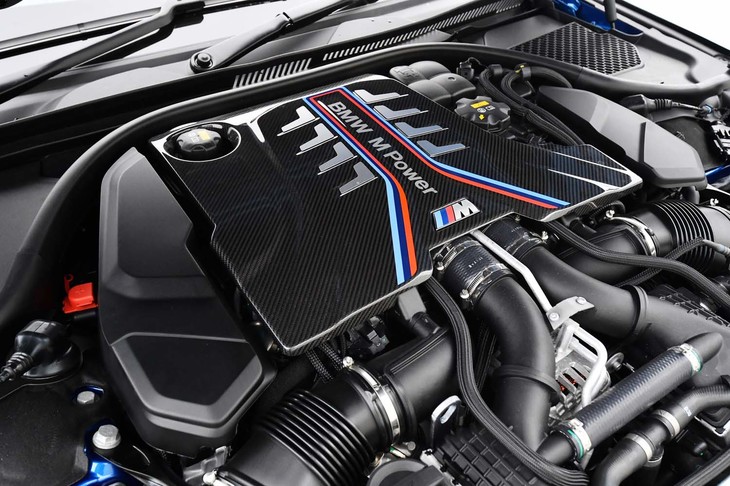 「BMWの量産車の中で最もパワフル」とうたわれるツインターボエンジン。1800rpmという低回転域から3000rpm以上の範囲で最大トルク750N・mを発生する。ストライプの入ったカーボン製エンジンカバーは16万4000円のオプション。