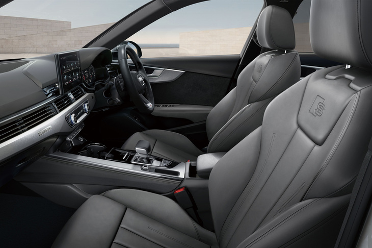 「ローターグレー」のファインナッパレザーを採用するインテリアも「Sライン コンペティション プラス」モデルの特徴