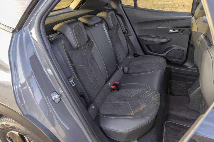 後席空間はボディーの全長が4305mmとは思えないほどに広々としている。コンソールボックスの背面に2つのUSBタイプCポートを完備する。