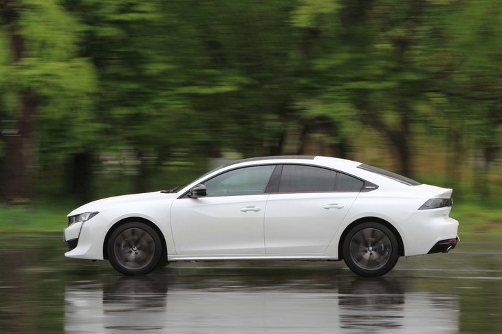 ボディーサイズは全長×全幅×全高＝4750×1860×1420mm。先代モデルよりも80mm短く、35mm低くなっている。