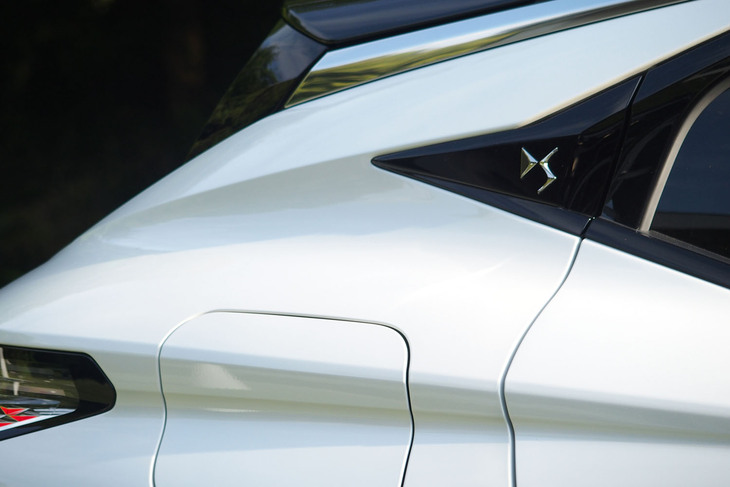 DS 4リヴォリPureTech（エンブレム）