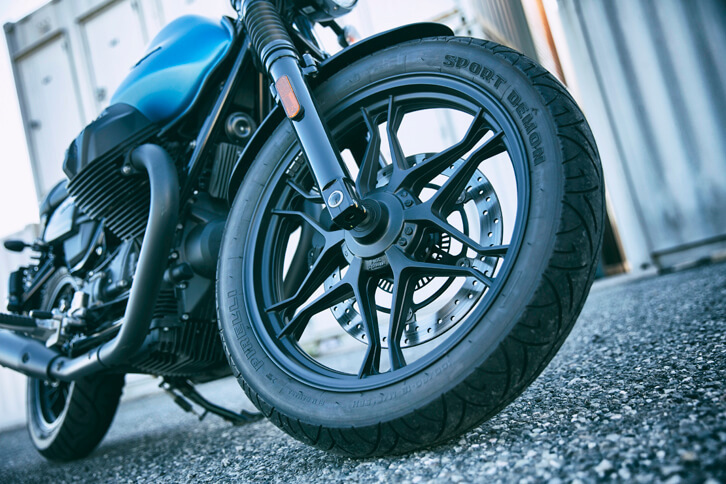 「V7 IIIストーン」の特徴となっている、黒塗りのキャストホイール。切り詰められたフロントフェンダーも、他のモデルとは異なるポイントとなっている。