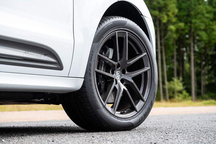 足もとにはダークチタン塗装の「20インチ マカンSホイール」を装着。タイヤサイズは、前が265/45R20、後ろが295/40R20である。