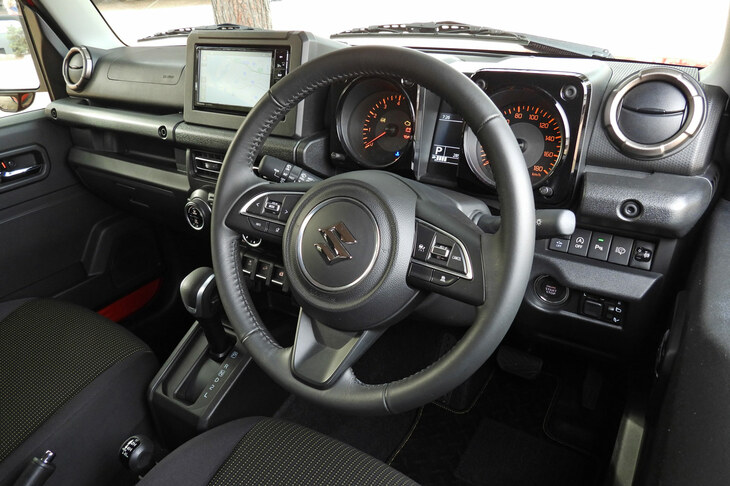 「ジムニー ノマド」のコックピット周辺部。ステアリングホイールのスポーク部にはアダプティブクルーズコントロールのスイッチが備わる。