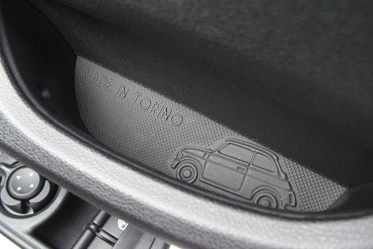 フィアット500eオープン（ドアインナーハンドル）