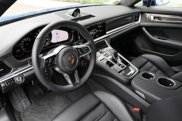 「パナメーラ スポーツツーリスモ」のインテリアは、基本的に「パナメーラ」と共通のデザインが採用されている。