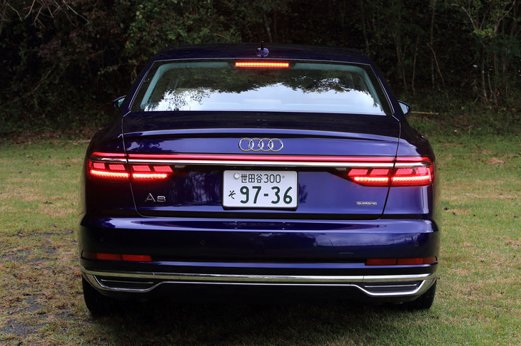 横一文字のデザインが目を引くリアランプには、均一な発光が可能な有機ELのテクノロジーを採用。デザインと視認性の高次元での両立が図られている。