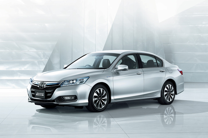 2008年12月に発売された9代目「アコード」。 ホンダ自慢の「i-MMD」を搭載するハイブリッド車に加え、外部充電が行えるプラグインハイブリッド車も設定された。後者はリースのみの販売だった。