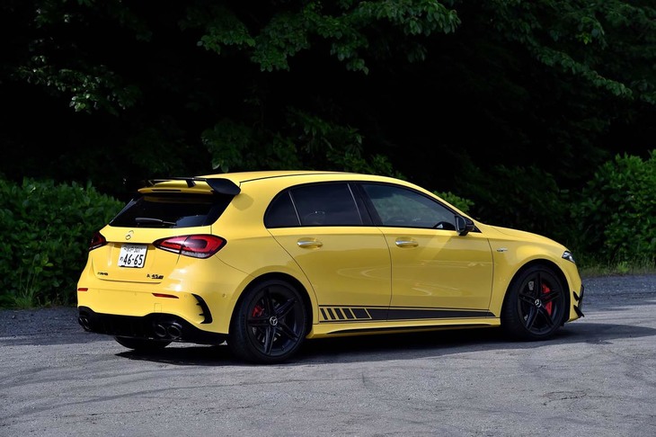 
	

	【メルセデスAMG A45 S 4MATIC＋ エディション1のスペック】
	ボディーサイズ：全長×全幅×全高＝4445×1850×1410mm／ホイールベース：2730mm／車重：1670kg／駆動方式：4WD／エンジン：2リッター直4 DOHC 16バルブ ターボ／トランスミッション：8段AT／最高出力：421PS（310kW）/6750rpm／最大トルク：500N・m（51.0kgf・m）/5000-5250rpm／タイヤ：（前）245/35ZR19 93Y／（後）245/35ZR19 93Y（ミシュラン・パイロットスポーツ4 S）／燃費：11.4km/リッター（WLTCモード）／価格：928万円
	
	【取材時の燃費データ】
	テスト距離： 254.3km（市街地1：高速道路7：山岳路2）／使用燃料：29.9リッター（ハイオクガソリン）／参考燃費：8.5km/リッター（満タン法）／8.4km/リッター（車載燃費計計測値）
	