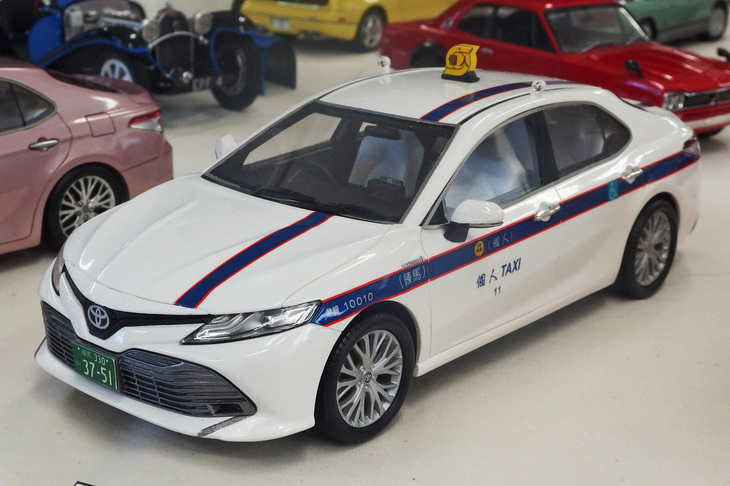 個人タクシー仕様の1/24「トヨタ・カムリ」。いつの間にこんなキットがと思いきや、モデラーズから出ているレジンキットなのだという。レジンキットといっても、かつてのそれのような品質の低さや組み立てにくさとは無縁で、ほぼプラモ感覚で組めるそうだ。