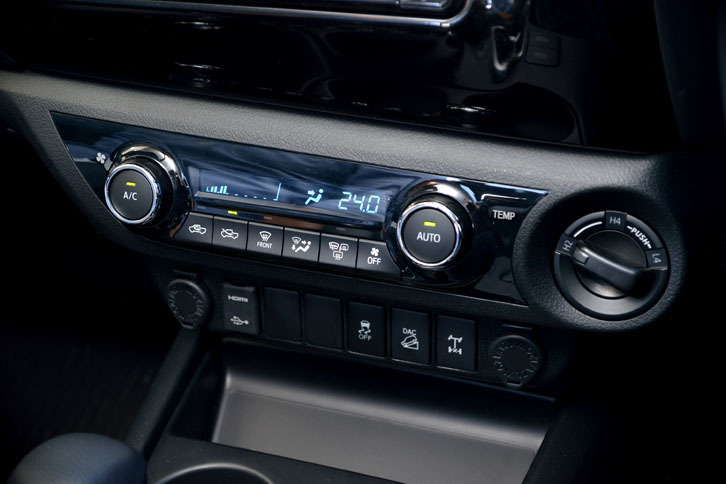 センターコンソールには、エアコンスイッチや駆動方式のセレクター（写真右）が並ぶ。