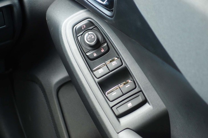 スバル・クロストレック（運転席のドアスイッチ）