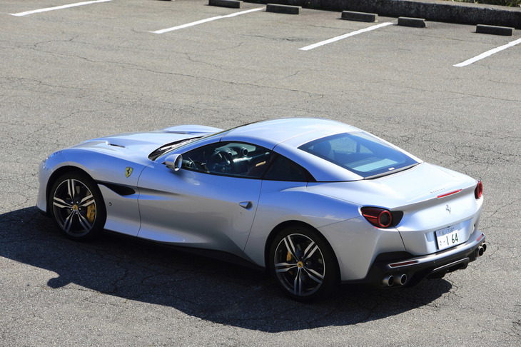 ルーフを閉じた状態では、スタイリッシュなクーペフォルムに変身する。