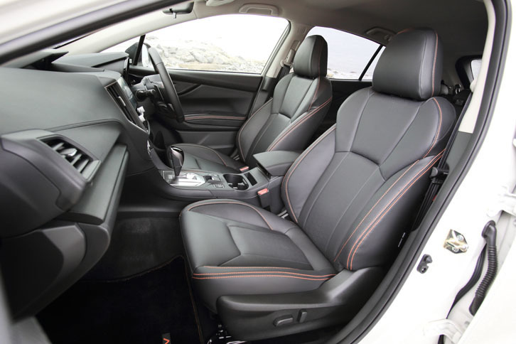 試乗車はセットオプション「ブラックレザーセレクション」装着車。オレンジステッチ入りの本革シートがおごられる。