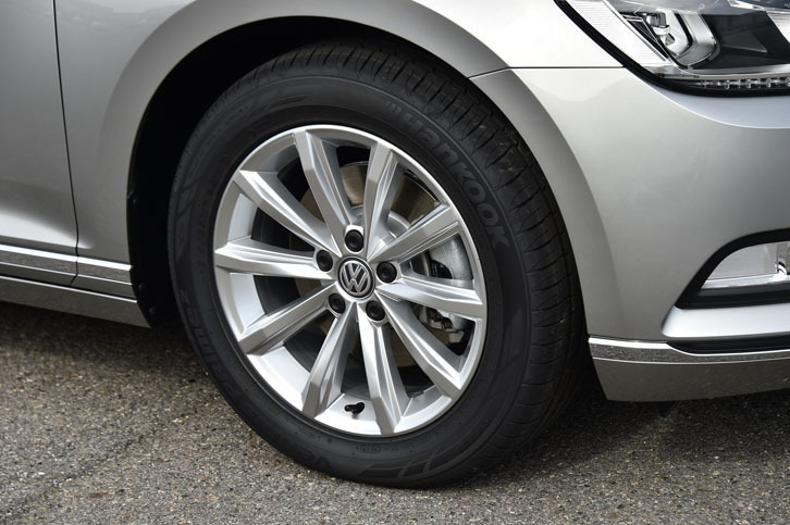 「TSIエレガンスライン」には10スポークのアルミホイールが装着される。テスト車のタイヤサイズは、前後ともに215/55R17。