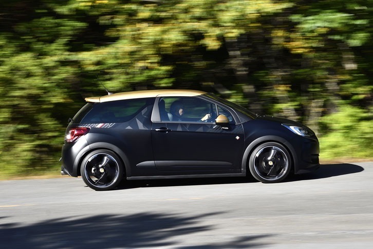 加速性能は0-400mが14.6秒で、0-100km/hが6.5秒。最高速は230km/h（欧州仕様の参考値）。