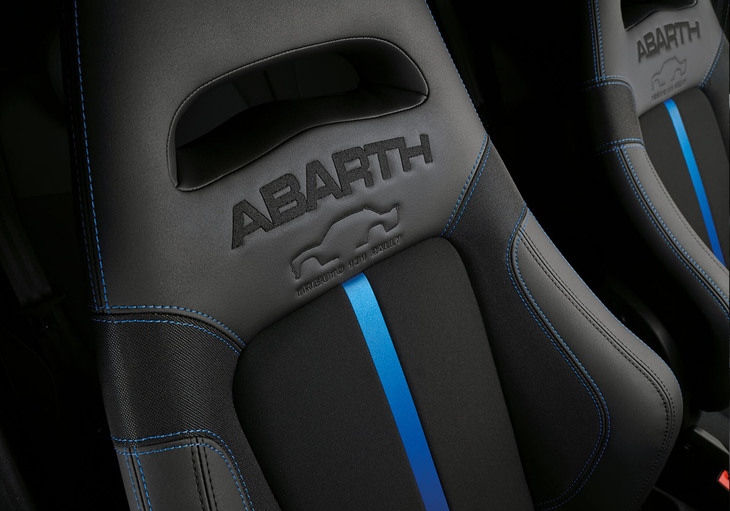 ヘッドレスト部に「TRIBUTO 131 RALLY」のロゴと車体をモチーフとしたデザインが入るサベルト製の専用スポーツシート。