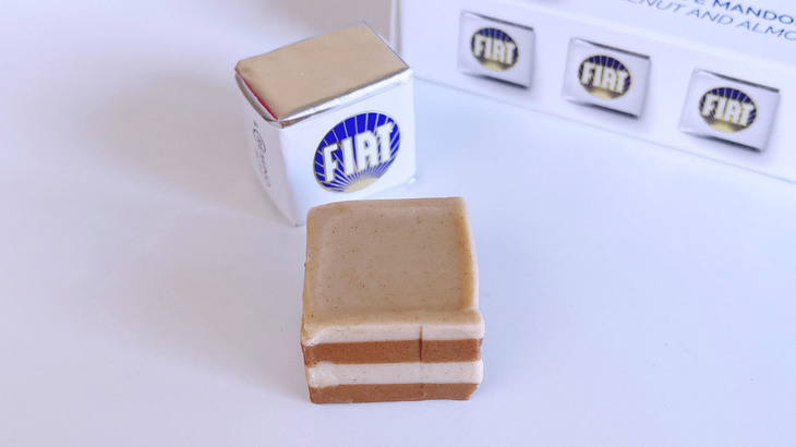 ヘーゼルナッツとアーモンドをふんだんに用いた4層構造は、誕生の契機となった車名に由来する。