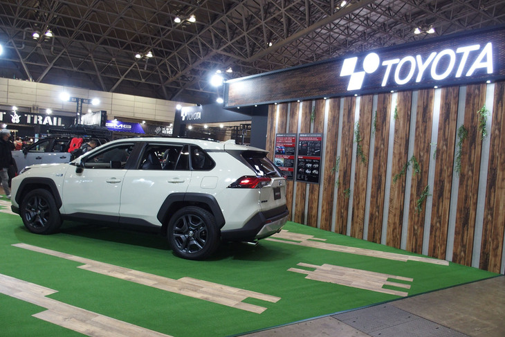 トヨタグループの一員として長草工場で「トヨタRAV4」の生産を担当する豊田自動織機。東京オートサロン2023のブースにRAV4のカスタマイズモデルを3台展示した。