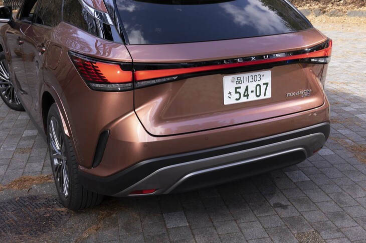 真一文字のリアコンビランプは両端がL字デザインになっている。